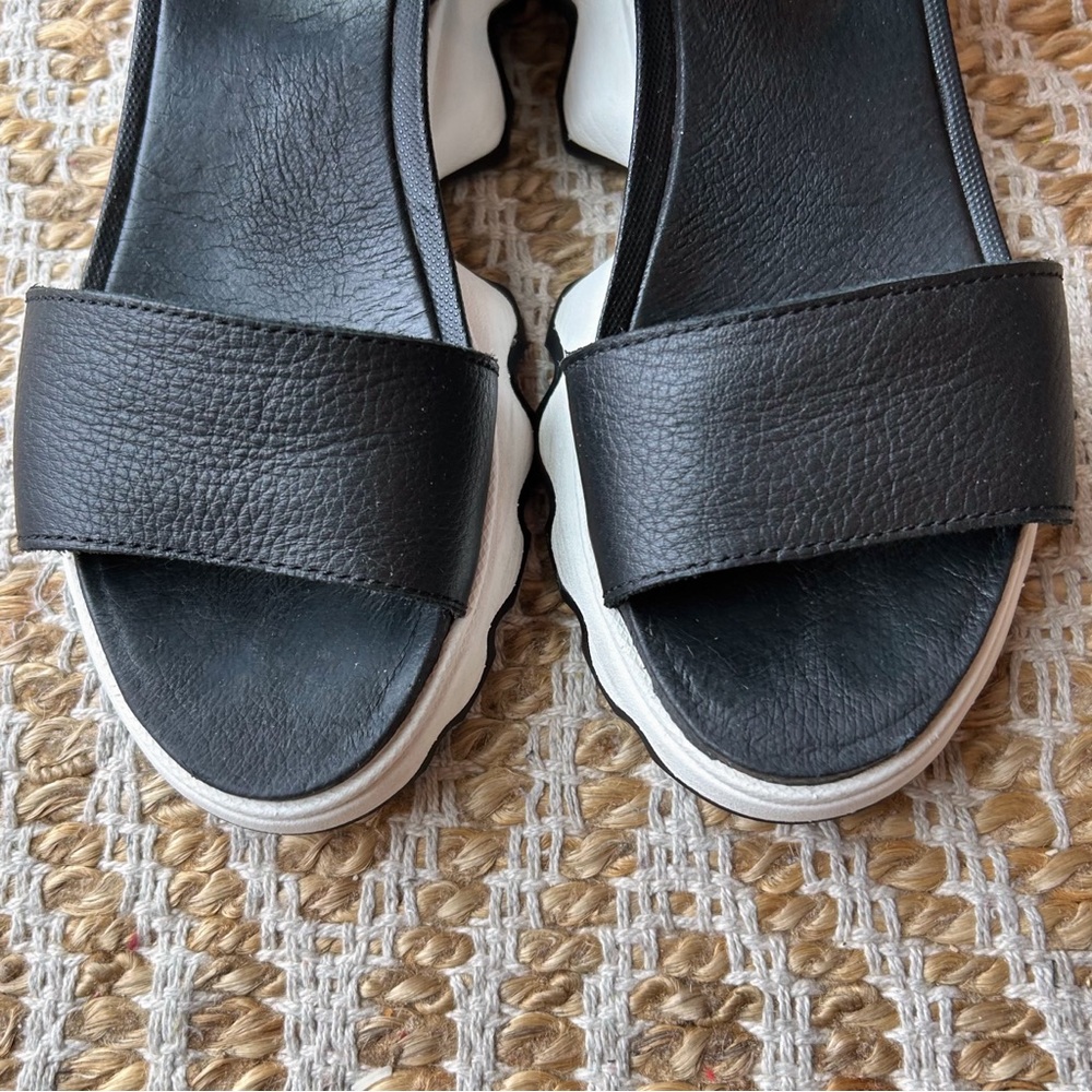 Sorel Kinetic Impact Leather Platform Sandal Ankle Strap Black White Size 6.5 - Picture 4 of 8